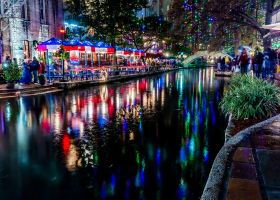 Best time to book flights from Houston to New York