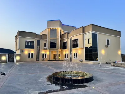Clique Court Hotel & Suite Hotels near F & J