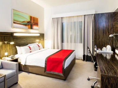 Holiday Inn Express Dubai Internet City, an IHG Hotel ウォロンゴン・イン・ドバイ大学周辺のホテル