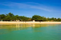 Keraton Jimbaran Beach Resort Отели рядом с достопримечательностью «Храм Пура Лухур Улувату»