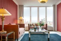 Hotel Bamberger Hof Bellevue Các khách sạn gần Liegende mit Frucht - Skulptur von Botero