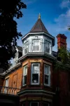 The Secret Garden B&B Inn โรงแรมใกล้The Isabel Bader Centre for the Performing Arts