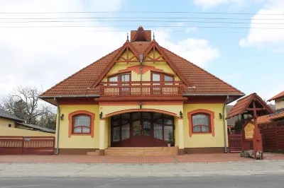 Nussbaum Panzió Hotels near Keszthelyi Református Egyházközség temploma