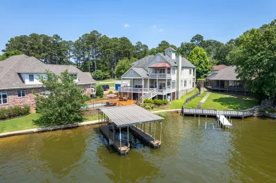 Waterfront Lake Hamilton Home | Pool, Hot Tub, A+ Views, Dock, Huge Game Room โรงแรมใน