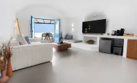 Christos Suite with Outdoor Hot Tub and Sea View Hotels near Fira