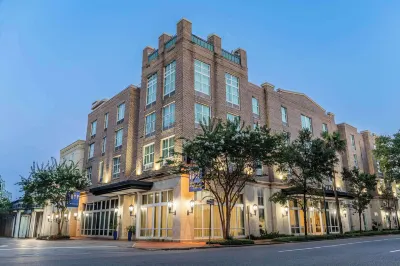 Tryp by Wyndham Savannah Downtown/Historic District Hotel berhampiran Parker Fence and Deck