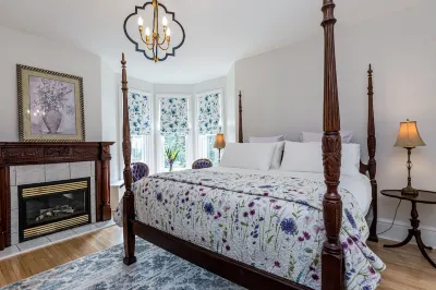 The Secret Garden B&B Inn โรงแรมใกล้The Isabel Bader Centre for the Performing Arts
