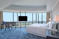 The Westin Surabaya Отели рядом с достопримечательностью «Таман Рунгкут Менанггал»