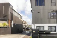 Albert Accommodation Hotels near Mount Albert railway station