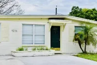 Sweet Little Home 15 Minutes From The Beach Hotels near Pinellas Trail