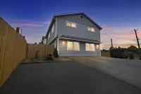 Pacific Northwest Retreat Duplex 3Min from Seattle by Redawning Hotels in Tukwila