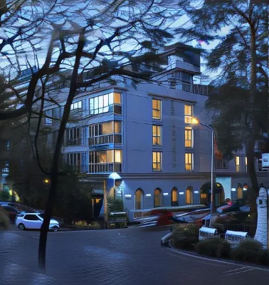 Hotel Diplomat Hotels near Flora Fountain