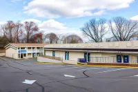 Motel 6 New Brunswick, NJ Hotel berhampiran Rutgers–New Brunswick