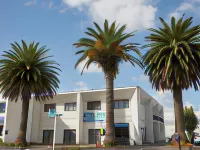 Three Palms Lodge Hoteles cerca de Holy Cross Catholic Church