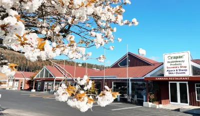 AWA酒店 鄰近華卡毛利村的酒店