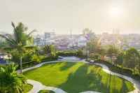 JW Marriott Hotel Surabaya Отели рядом с достопримечательностью «Таман Рунгкут Менанггал»